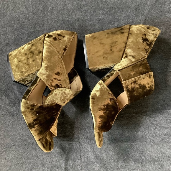 CAbi Interlock Olive Crushed Velvet Chunky Heel Shoes Open Toe Size 7 - Picture 6 of 14